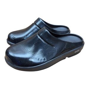OOFOS Women's size 9  Oocloog Luxe Clogs - Black